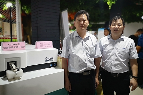 展會(huì)展臺前