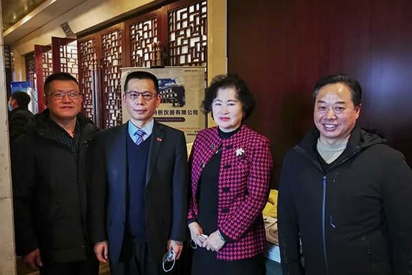 中國鑄造協(xié)會秘書長張志勇，天津鑄鍛行業(yè)協(xié)會秘書長王繼英蒞臨創(chuàng)想儀器展位前參觀指導(dǎo)